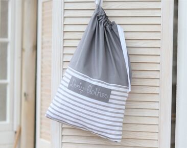 Bolsa de lencería de viaje gris con nombre Bolsa de ropa sucia Accesorios de viaje para niños Bolsa de ropa interior 